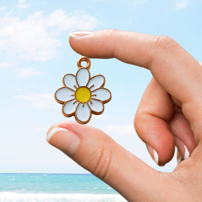 Small daisy charm